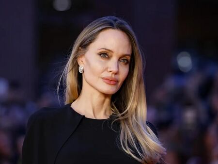 Хирург разкри операцията, съсипала лицето на Анджелина Джоли