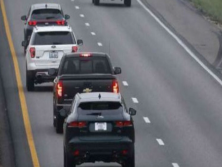 Шофираш бавно в лявата лента, вече те глобяват