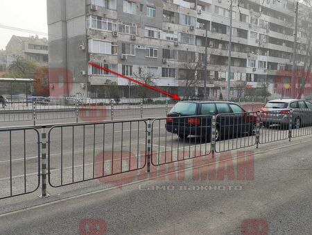 На вниманието на КАТ: Фолквагенът фантом без номера пак се появи на бул. "Демокрация", заема място за паркиране