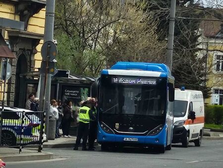 Ямболски джигит с БМВ сече пътя на автобус в Бургас, пенсионерка пострада
