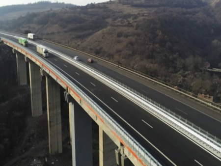 Катаджии спасиха млада жена преди да скочи от 120 метра на "Хемус"