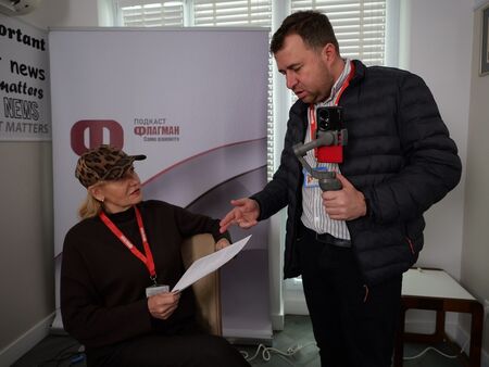 Гледайте живо товключване на Флагман.бг от главната улица и партийните шатри в Бургас (ВИДЕО)