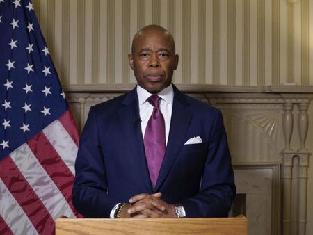 Съпругата на Пламен Бобоков блесна в галерията на Ники Младжов (СНИМКИ)