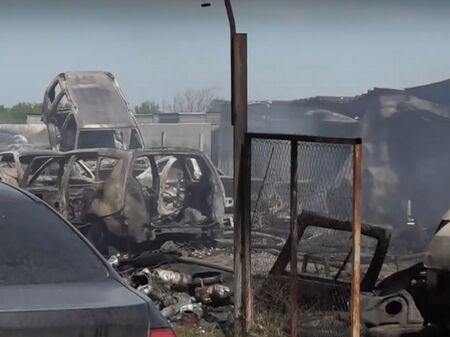 Голям пожар в индустриалната зона на Пловдив изпепели над 30 автомобила