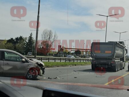 Тежкотоварен камион помете Нисана на бургазлийка на бул. "Т.Александров", прати я в болница