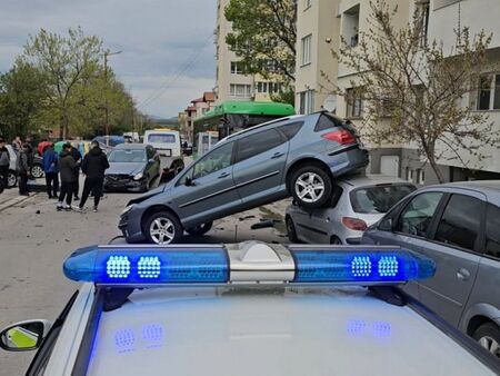 Странна каскада в Хасково, електрически автобус помете три коли