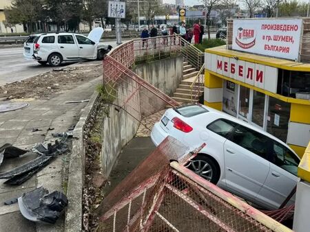 Кола се вряза в магазин в Шумен, има ранени