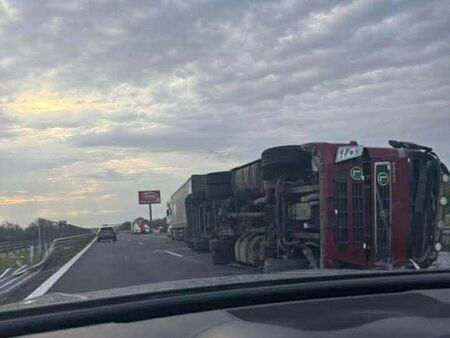 Камион с картофи затапи движението по АМ "Тракия" към Бургас