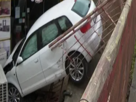 Подробности за драмата с кола, врязала се в магазин