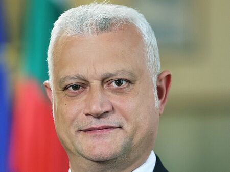 Емил Дечев: Утре вечер ще кажа кои партии купуват гласове