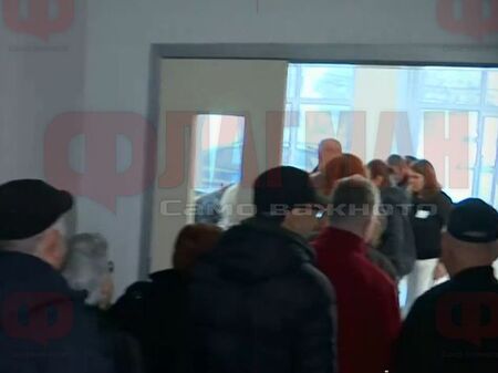 Ударно гласуване в Истанбул, опашки пред секциите още в началото на изборния ден