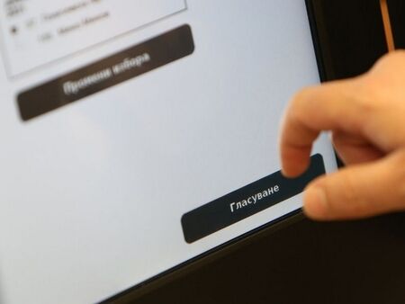 ГЕРБ: Машина за гласуване в Поморие не издава разписки, СИК продължава с нарушение на правилата