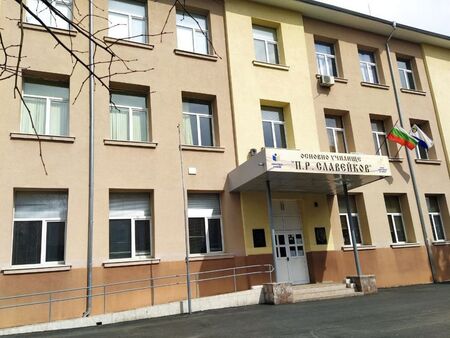 Скандал: Георги Ангелов от СИК в Бургас отворил запечатаната урна, псувал и обиждал колегите си