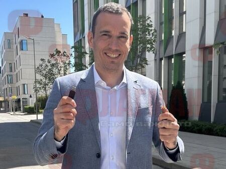 Кметът на София гласува с отвертка и флашка по съвет на Бойко Борисов