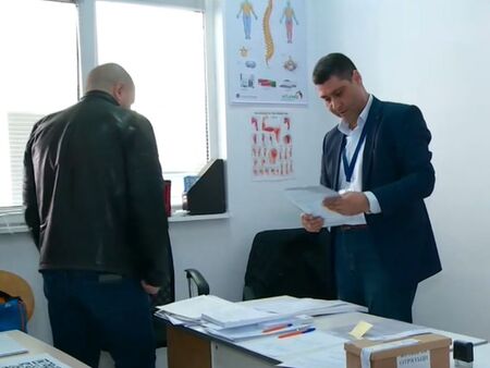 Проблеми с бюлетините в пловдивски болници, гласуването преустановено за часове