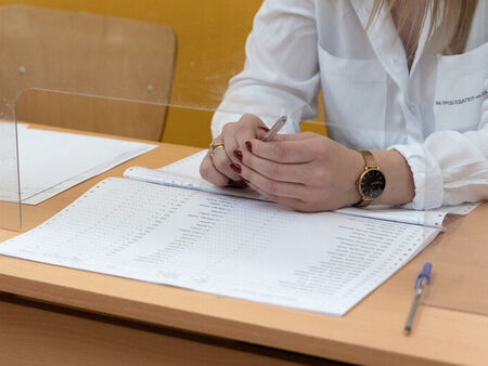 ГЕРБ: Зам.-председател на СИК в Средец снима личните карти на избирателите