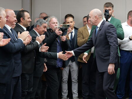 Румен Радев спечели убедително изборите, вкарва 6 от Бургас в следващото НС