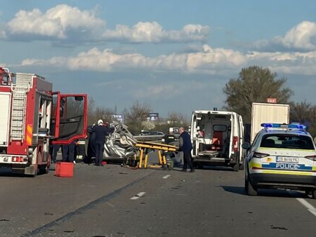 Брутална катастрофа между камион и кола затвори АМ "Тракия" (СНИМКИ)