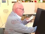 Председателят на изборна секция 29 в столичния квартал Лозенец тества пръв машината за гласуване