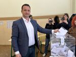 Жечо Станков гласува с хартиена бюлетина