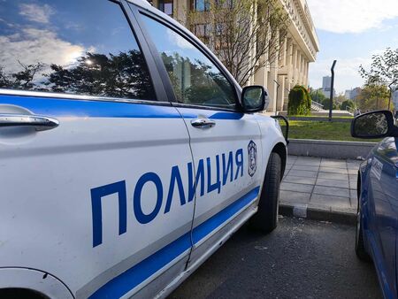 52-годишен баща от Бургас хвърли 200 евро върху капака на патрулка, пренощува в районното