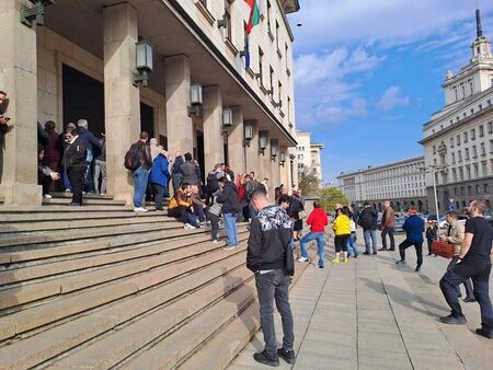 Опашка пред БНБ за колекционерската монета, посветена на 150 г. от Априлското въстание