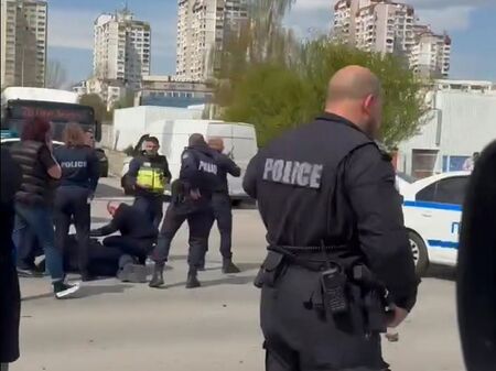 Извънредно! Тежка катастрофа между патрулка и лека кола, полицай лежи на земята (СНИМКИ)