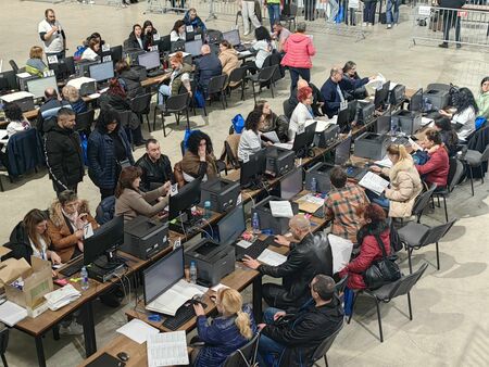 Математическият модел засега дава бонус с един мандат на ПП-ДБ и "Възраждане", но не е изключено да има промени, когато резултатите се сравнят с тези в другите избирателни райони