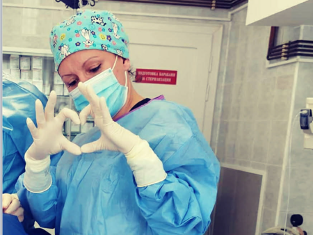 В операционната зала думите са излишни, там говори смирението и прецизността