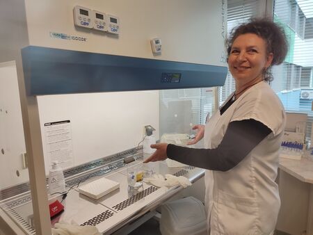 Микробиолозите на УМБАЛ Бургас представят редки бактерии на научен форум