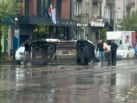 Линейка се преобърна при катастрофа на ключово кръстовище в София