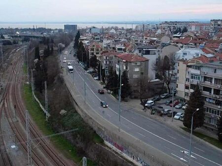 Дъждът бави ремонта на бул. „Иван Вазов“ в Бургас, работата ще продължи и утре