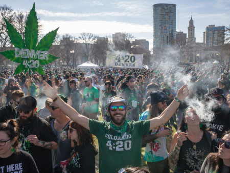 Хиляди се събраха в Денвър за празника 4:20 на канабис културата