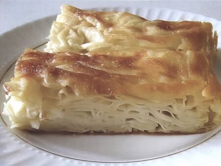 В Етнокухнята на музея в Бургас показват как се прави баницата на баба Неделя