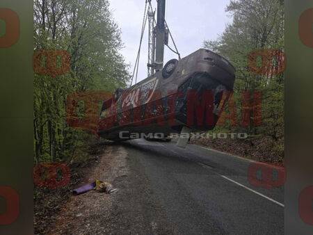 Вдигнаха автобуса-ковчег от пътя, започна оглед на телата