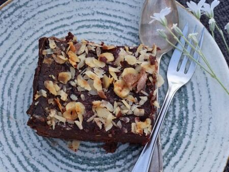 Сурово брауни с рожков и орехи с което винаги будя възхищение в къщи