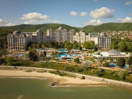 Хотелите от на първа линия от веригата в Слънчев бряг приемат с чест оказаното доверие за това знаково събитие и очаква с нетърпение да предостави гостоприемство на най-високо ниво