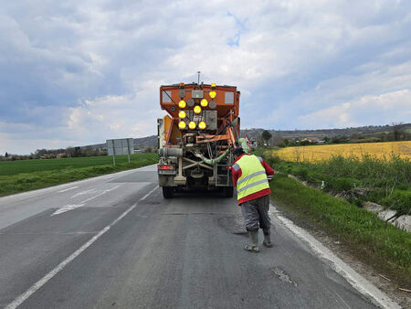 Продължават текущите ремонти по пътя Карнобат - Лозарево