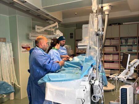 Екип от УМБАЛ „Бургасмед“ проведе иновативно лечение на аневризма на 90-годишна пациентка