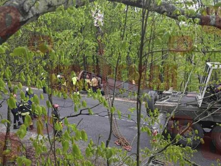 Прокуратурата в Бургас: Шофьорът на преобърнатия автобус може да се укрие