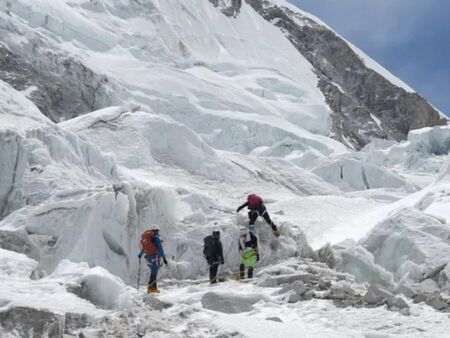 В активния сезон за изкачвания: Огромен къс от ледник блокира маршрута към Еверест