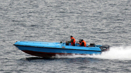 Иран сменя тактиката - рояци бързи лодки подкопават контрола в Ормузкия проток