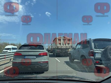 Ужас! Автомобил пламна в движение на пътя за бургаския кв. Сарафово (СНИМКИ)