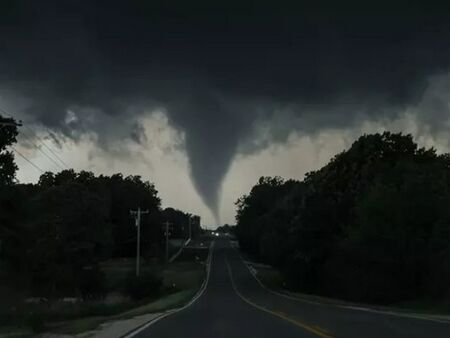 Голямо торнадо удари Оклахома, има щети във военновъздушната база „Ванс“ (ВИДЕО)