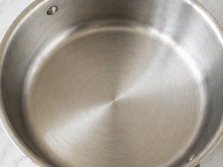 Как да почистите загоряла тенджера само с две съставки