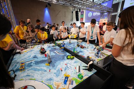 Повече от 800 участници се състезават в Бургас, строят роботи от LEGO