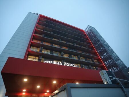 Детето, паднало от парапет на НДК, е в много тежко състояние