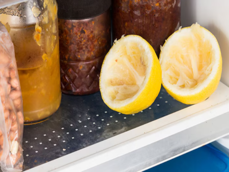 Трик с лимон и сода, който освежава хладилника за минути