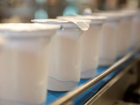 Внимавайте какво ядете! Откриха тонове мляко с манипулиран срок на годност в мандра