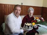 Българка стана на 100 години, кмет й отиде на гости